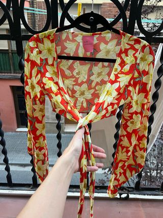 Top Flor Gagliane cruzado rojo