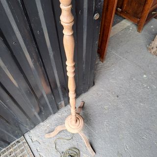 Lampara pie madera marrón