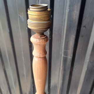 Lampara pie madera marrón