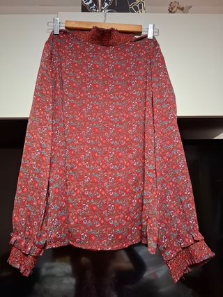 Blusa floral roja otoño