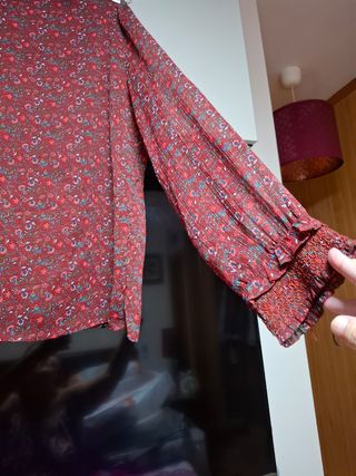 Blusa floral roja otoño