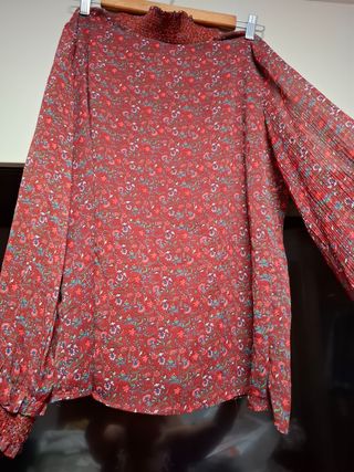 Blusa floral roja otoño