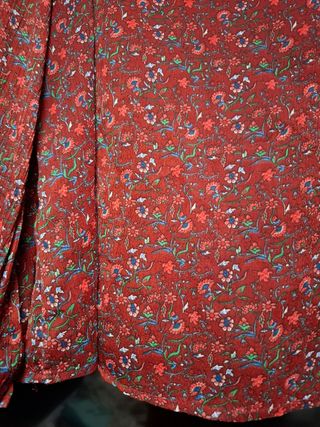 Blusa floral roja otoño