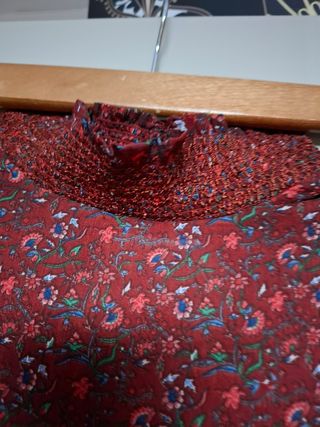 Blusa floral roja otoño