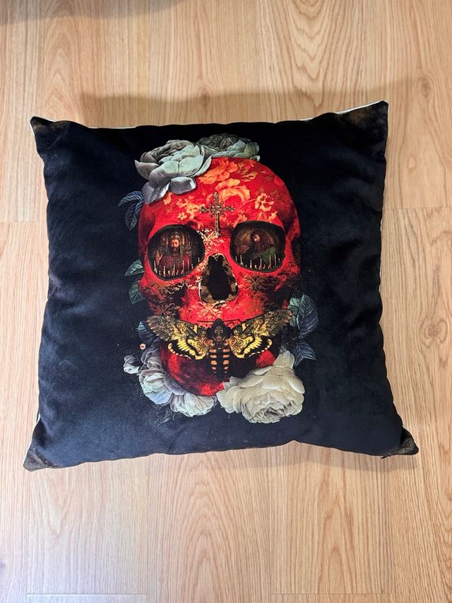 Cojín decorativo estampado calavera. 56x58. Ángel 