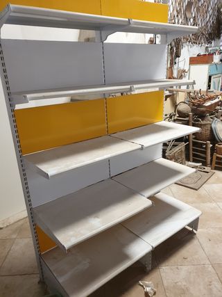 Estanterías metálicas amarillas y grises