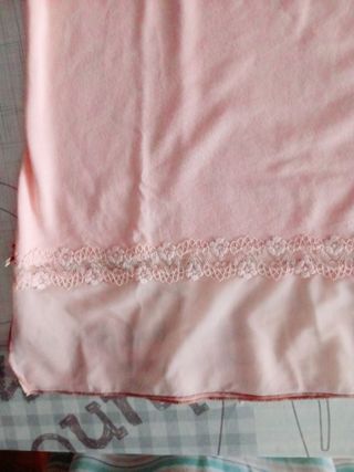 Top rosa con puntilla 