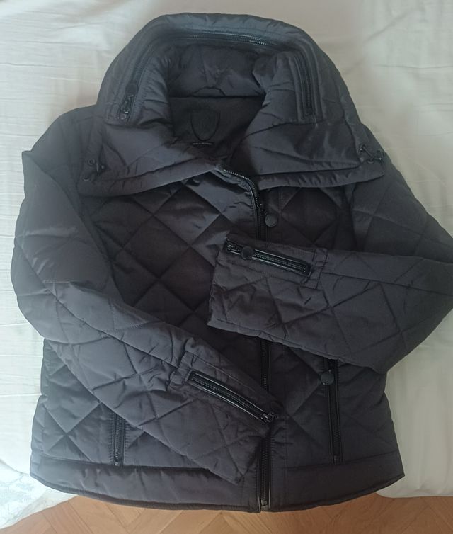Cazadora acolchada negra