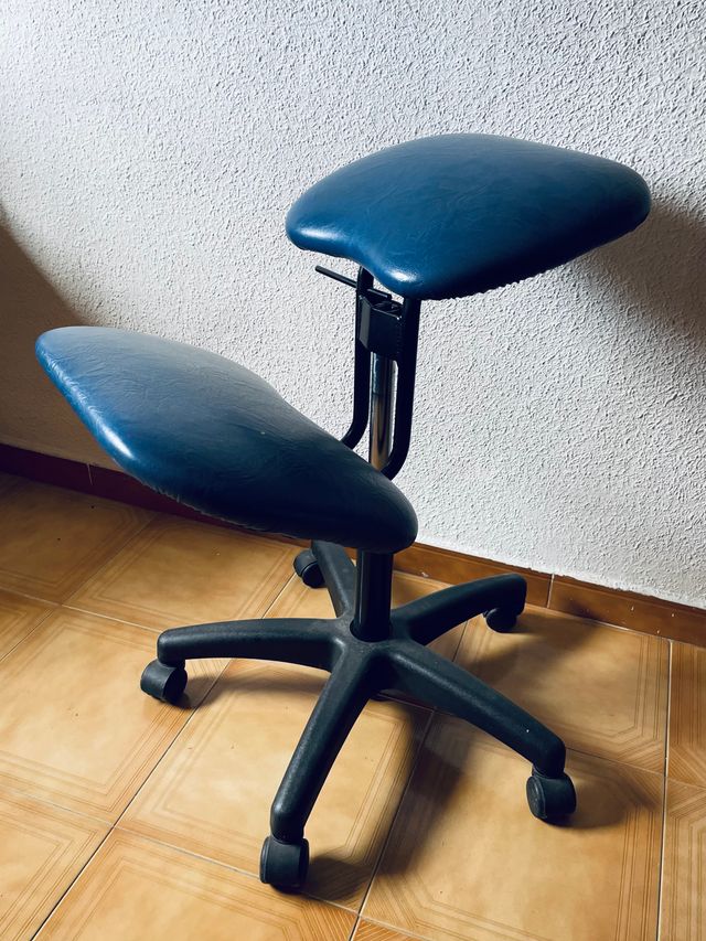 Silla ergonómica azul