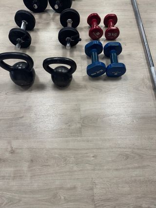 Kit fitness: barra, mancuernas, pesas rusas
