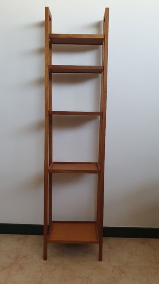 Estantería de madera marrón