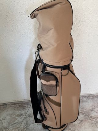 Juego de palos y bolsa de golf usados