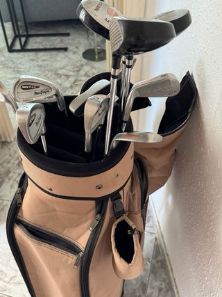 Juego de palos y bolsa de golf usados
