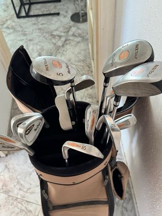 Juego de palos y bolsa de golf usados