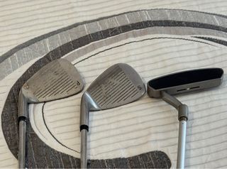 Juego de palos y bolsa de golf usados