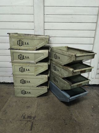 Nos quedan 3.Cajas metálicas CELO precio unidad.