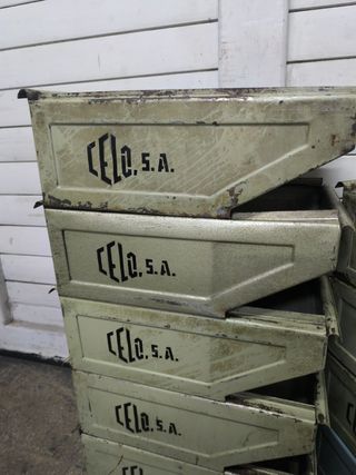 Nos quedan 3.Cajas metálicas CELO precio unidad.