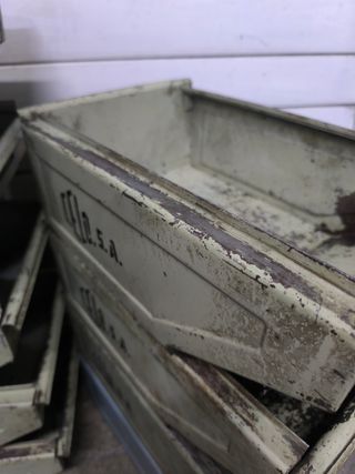 Nos quedan 3.Cajas metálicas CELO precio unidad.