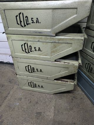 Nos quedan 3.Cajas metálicas CELO precio unidad.