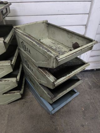 Nos quedan 3.Cajas metálicas CELO precio unidad.