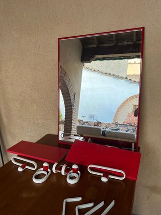 Espejo tocador rojo con varios accesorios 