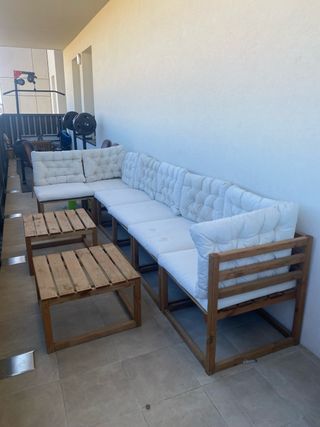 Sofá jardín con cojines