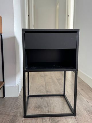 Mesita noche negra con cajón