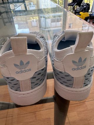 Zapatillas Adidas niño - blancas y azules
talla 22