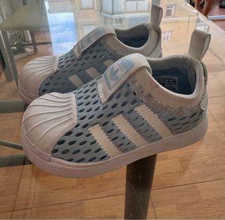 Zapatillas Adidas niño - blancas y azules
talla 22