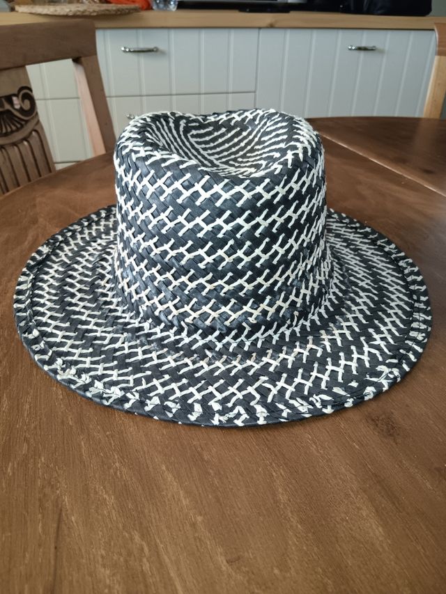 Cappello estivo nero e bianco