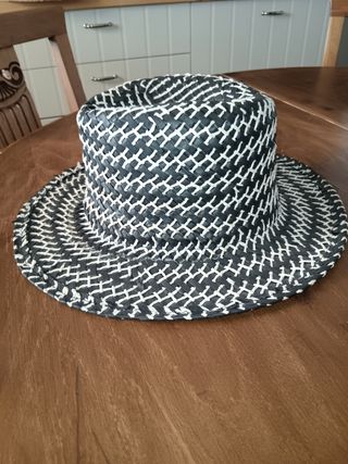 Cappello estivo nero e bianco