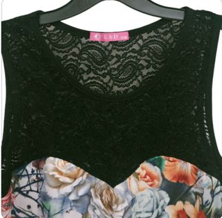 Vestido con cuello de encaje 