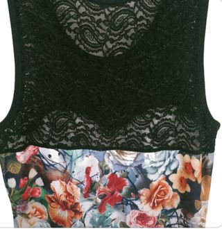 Vestido con cuello de encaje 