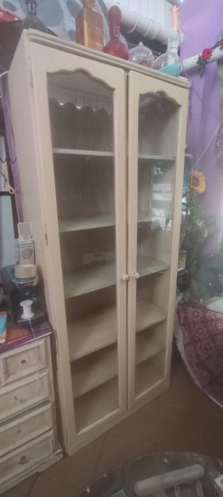 Cristalero antiguo beige