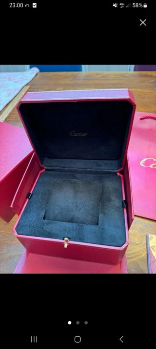 Caja Cartier roja y una Rolex
