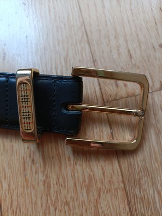 Cinturón Burberry piel negro y hebilla con logo.