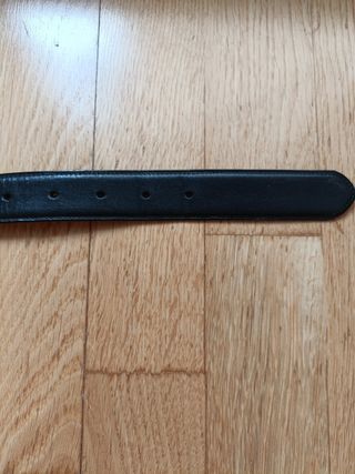 Cinturón Burberry piel negro y hebilla con logo.