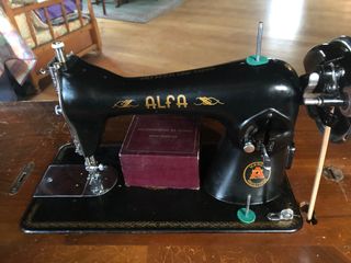 Máquina coser Alfa antigua