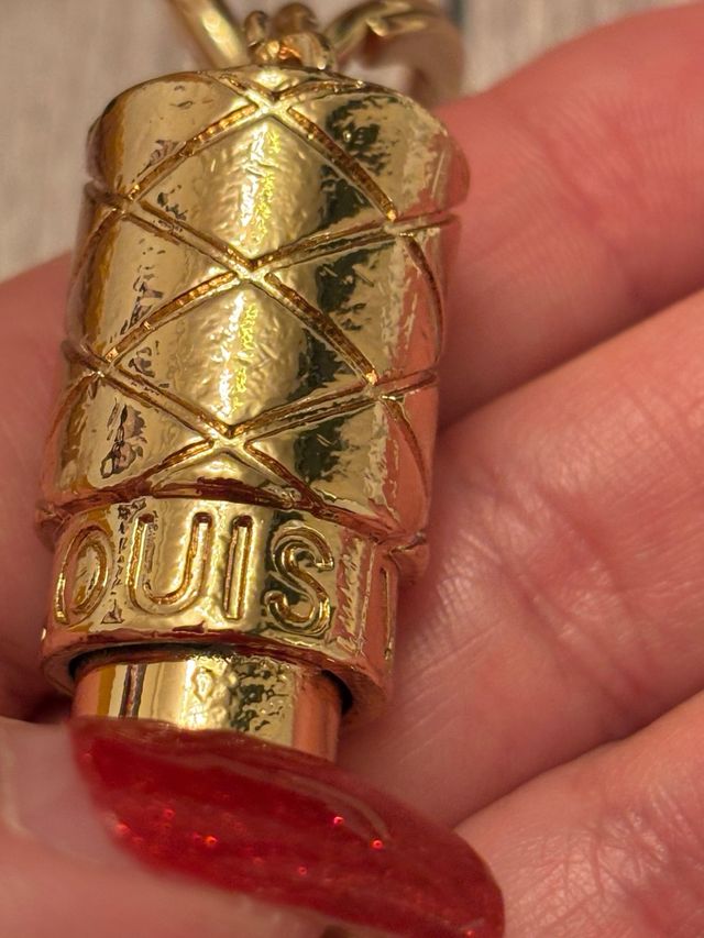 Llavero LV pintalabios dorado