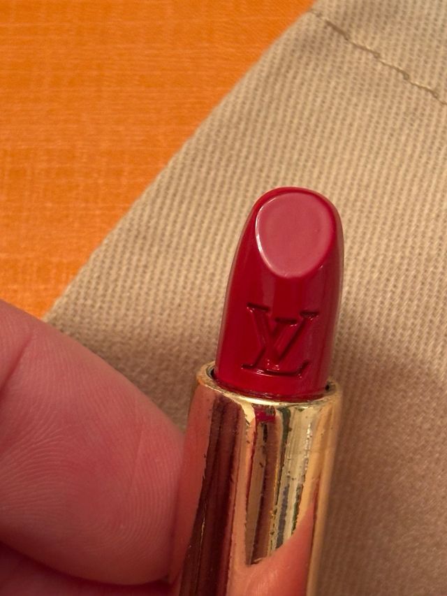 Llavero LV pintalabios dorado