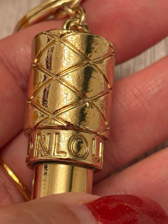 Llavero LV pintalabios dorado
