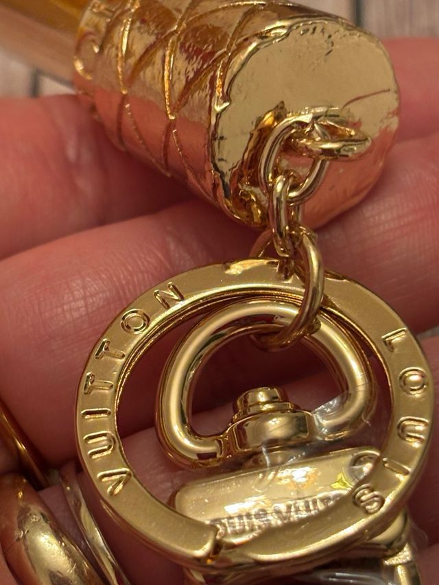 Llavero LV pintalabios dorado