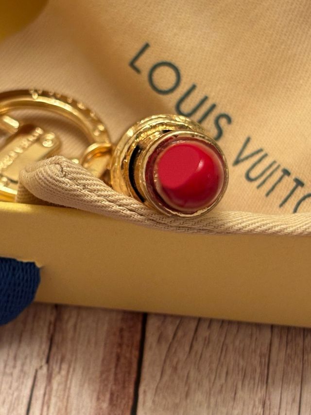 Llavero LV pintalabios dorado