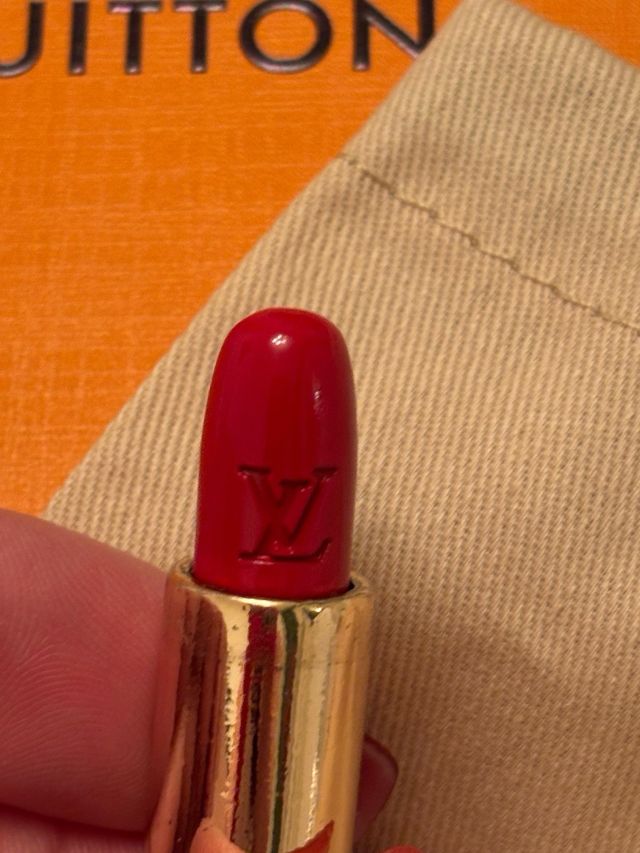 Llavero LV pintalabios dorado