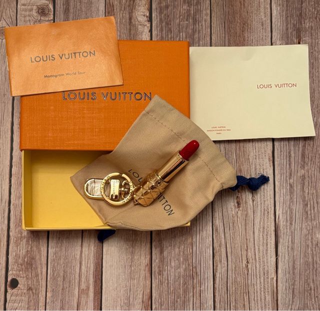 Llavero LV pintalabios dorado