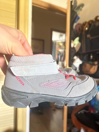 Botas montaña niña Qechua grises
talla 31
