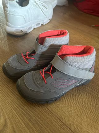 Botas montaña niña Qechua grises
talla 31

