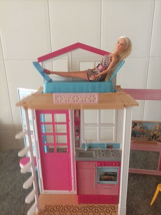 Casa Barbie plegable + muñeca