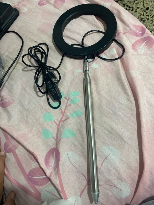 Anello luminoso a LED con treppiede