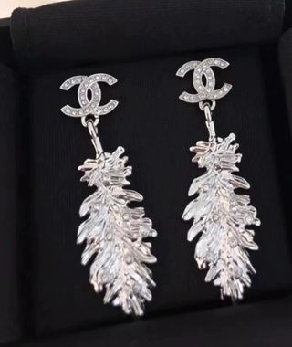Pendientes Chanel largos metal plateado